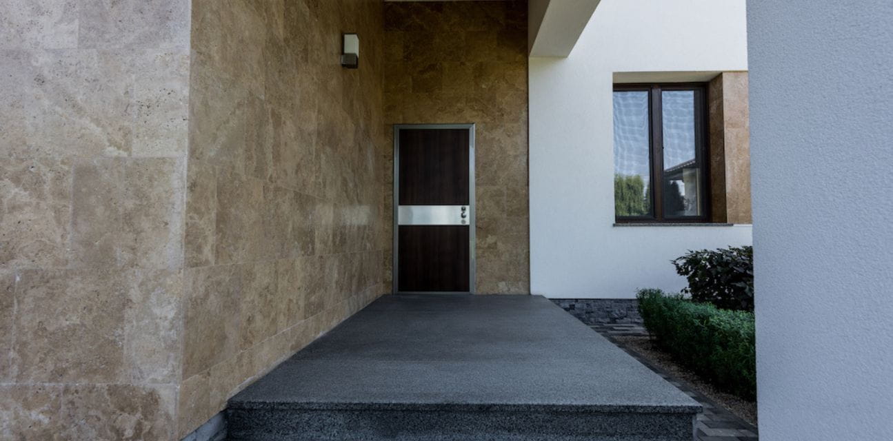 Stalowe drzwi wejściowe do domu – wytrzymałość i bezpieczeństwo